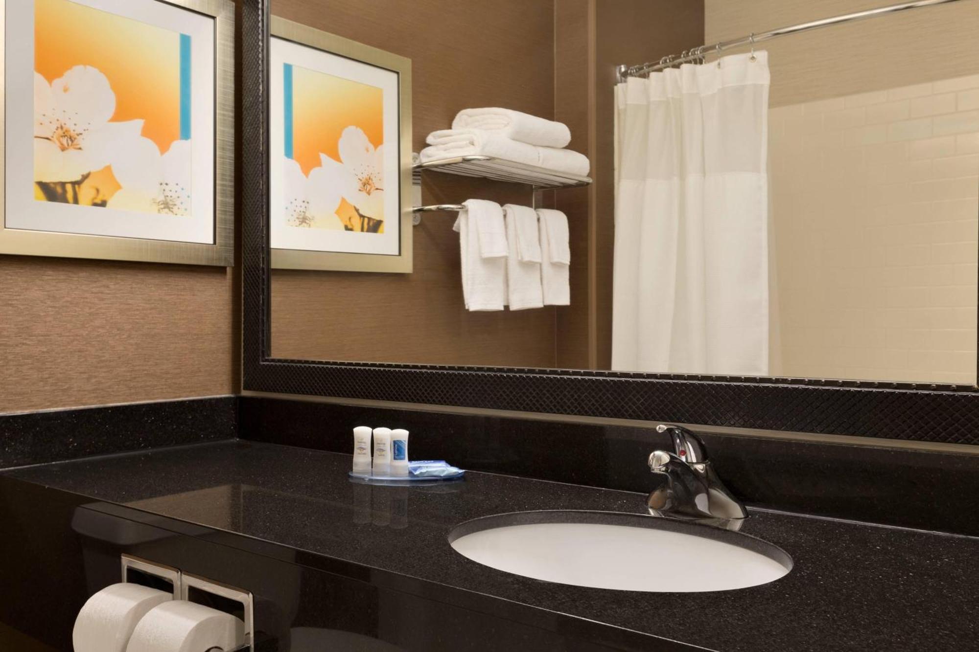 Fairfield Inn & Suites Bismarck North Экстерьер фото